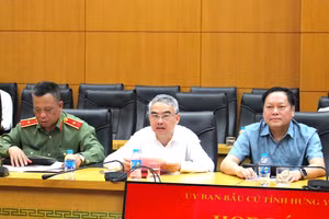 Giám đốc Sở GD&ĐT tỉnh Hưng Yên Phạm Đồng Thụy (ở giữa) tại họp báo.