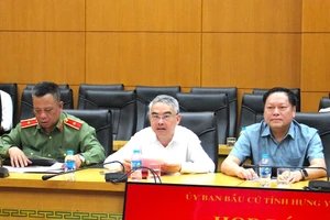 Giám đốc Sở GD&ĐT tỉnh Hưng Yên Phạm Đồng Thụy (ở giữa) tại họp báo.