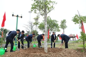 Lãnh đạo tỉnh Hưng Yên trồng cây trong khuôn viên Khu lưu niệm nhà bác học Lê Quý Đôn.