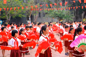 Hơn 250.000 học sinh tiểu học Hưng Yên tham gia đồng diễn nghệ thuật truyền thống chào mừng Ngày Giải phóng miền Nam 30/4 và Quốc tế Lao động 1/5.