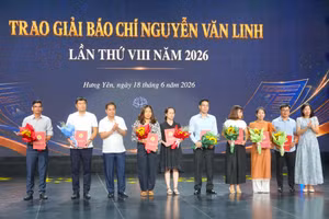 Ban tổ chức trao giải cho các tác giả.