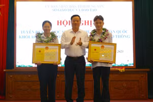 Chủ tịch UBND tỉnh Hưng Yên Nguyễn Khắc Thận trao Bằng khen cho hai thủ khoa tại buổi lễ.