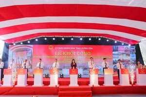 Các đại biểu nhấn nút khởi công dự án.