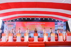 Các đại biểu nhấn nút khởi công dự án.