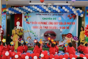 Tiết dạy “Làm quen chữ cái l, m, n” cho trẻ 5 tuổi của cô Nguyễn Thị Mai Hoa và Phạm Thị Kim Dung (Trường Mầm non Bùi Hữu Diên, xã Hồng Minh).