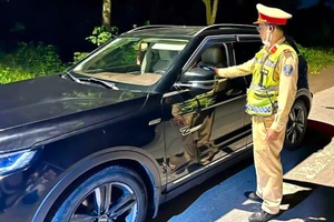 Lực lượng CSGT tỉnh Hưng Yên kiểm tra nồng độ cồn một tài xế. Ảnh: TG