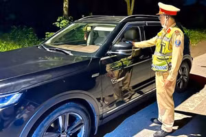 Lực lượng CSGT tỉnh Hưng Yên kiểm tra nồng độ cồn một tài xế. Ảnh: TG