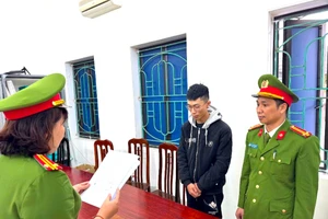 Công an phường Vũ Phúc công bố các quyết định khởi tố vụ án, khởi tố bị can đối với Bùi Văn Trường. Ảnh: Công an tỉnh Hưng Yên.