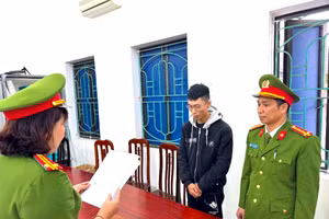 Công an phường Vũ Phúc công bố các quyết định khởi tố vụ án, khởi tố bị can đối với Bùi Văn Trường. Ảnh: Công an tỉnh Hưng Yên.