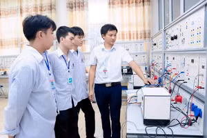 Sinh viên ngành Điện công nghiệp (Trường Cao đẳng Công nghiệp Hưng Yên) trong giờ thực hành. Ảnh: NTCC