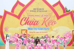 Chương trình nghệ thuật với chủ đề "Ánh sáng Thần Quang" là điểm nhấn của mùa lễ hội năm nay.