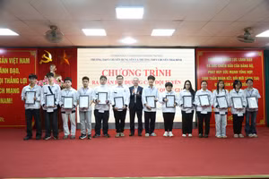 Giám đốc Sở GD&ĐT Hưng Yên Phạm Đồng Thụy trao thư chúc mừng và quà động viên các đội tuyển dự thi chọn học sinh giỏi THPT quốc gia.