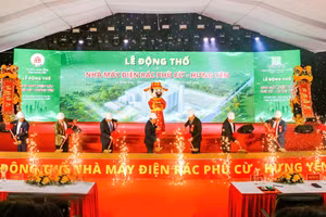  Các đại biểu thực hiện nghi thức động thổ.