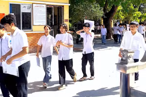 Thí sinh tự tin rời phòng thi.