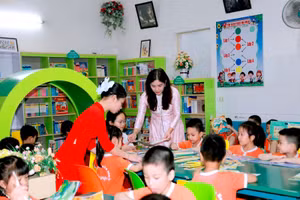 Trẻ mầm non hân hoan trải nghiệm tại Trường Tiểu học Trần Lãm.