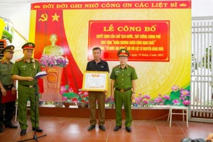 Trung tướng Nguyễn Văn Long, Thứ trưởng Bộ Công an trao Huân chương chiến công hạng Nhất và bằng Tổ quốc ghi công cho thân nhân liệt sĩ Nguyễn Đăng Khải