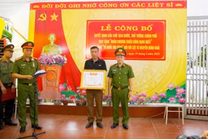 Trung tướng Nguyễn Văn Long, Thứ trưởng Bộ Công an trao Huân chương chiến công hạng Nhất và bằng Tổ quốc ghi công cho thân nhân liệt sĩ Nguyễn Đăng Khải