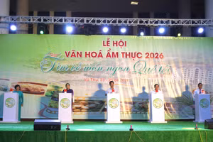 Các đại biểu thực hiện nghi thức khai mạc. Ảnh: Đinh Chiến