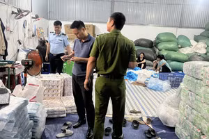 Lực lượng chức năng kiểm tra tại cơ sở của bà Đỗ Thị T. tại Thôn Đỗ Xá, xã Yên Mỹ, tỉnh Hưng Yên.
