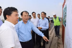 Đoàn công tác của Bộ Xây dựng kiểm tra thực tế một dự án nhà ở xã hội trên địa bàn tỉnh Hưng Yên. Ảnh: Tất Đạt