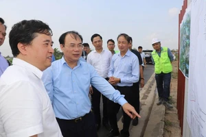 Đoàn công tác của Bộ Xây dựng kiểm tra thực tế một dự án nhà ở xã hội trên địa bàn tỉnh Hưng Yên. Ảnh: Tất Đạt