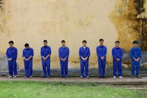 Nhóm nghi phạm trong vụ án lừa đảo chiếm đoạt tài sản dưới hình thức đầu tư tiền ảo tại cơ quan công an. Ảnh: Công an tỉnh Hưng Yên.