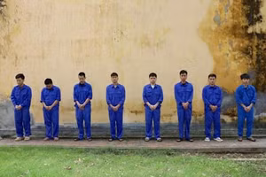 Nhóm nghi phạm trong vụ án lừa đảo chiếm đoạt tài sản dưới hình thức đầu tư tiền ảo tại cơ quan công an. Ảnh: Công an tỉnh Hưng Yên.