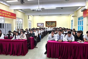 Học sinh tham dự hội nghị tại điểm cầu trường THPT chuyên Thái Bình.