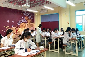 Cô trò Trường THPT chuyên Thái Bình (Trần Hưng Đạo, Hưng Yên)