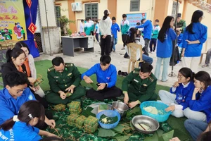 Bộ đội Biên phòng tỉnh Hưng Yên cùng người dân xã Đông Thụy Anh tổ chức gói bánh chưng.