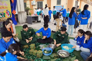 Bộ đội Biên phòng tỉnh Hưng Yên cùng người dân xã Đông Thụy Anh tổ chức gói bánh chưng.