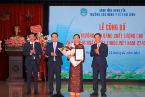 Cục trưởng Cục Giáo dục nghề nghiệp và giáo dục thường xuyên Trương Anh Dũng trao Quyết định của Bộ trưởng Bộ GD&ĐT công nhận trường cao đẳng chất lượng cao cho Trường Cao đẳng Y tế Thái Bình.