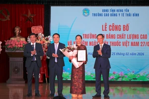 Cục trưởng Cục Giáo dục nghề nghiệp và giáo dục thường xuyên Trương Anh Dũng trao Quyết định của Bộ trưởng Bộ GD&ĐT công nhận trường cao đẳng chất lượng cao cho Trường Cao đẳng Y tế Thái Bình.