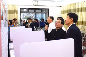 Cử tri tại Tòa Giám mục Thái Bình phấn khởi tham gia bầu cử.