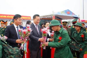 Bí thư Tỉnh ủy tỉnh Hưng Yên Nguyễn Hữu Nghĩa tặng hoa, động viên các tân binh. Ảnh: Đinh Chiến