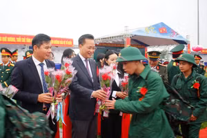 Bí thư Tỉnh ủy tỉnh Hưng Yên Nguyễn Hữu Nghĩa tặng hoa, động viên các tân binh. Ảnh: Đinh Chiến
