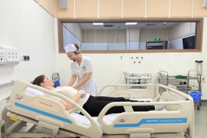 Nguyễn Thị Như Ý (sinh viên lớp Cao đẳng Điều dưỡng K16B) trong buổi tập trước kỳ thi sát hạch. Ảnh: NTCC