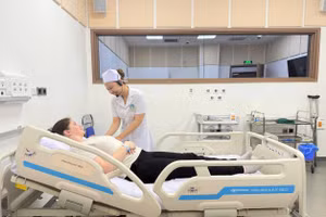 Nguyễn Thị Như Ý (sinh viên lớp Cao đẳng Điều dưỡng K16B) trong buổi tập trước kỳ thi sát hạch. Ảnh: NTCC