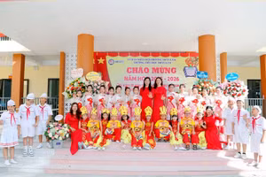 Cô và trò Trường Tiểu học Trần Lãm hân hoan trong lễ khai giảng năm học 2025-2026.