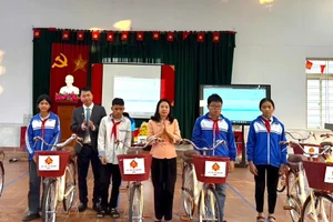 Tại chương trình, 10 em học sinh có hoàn cảnh khó khăn của Trường THCS Thái Phương (xã Tiên La) được tặng xe đạp mới.
