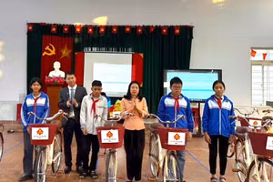 Tại chương trình, 10 em học sinh có hoàn cảnh khó khăn của Trường THCS Thái Phương (xã Tiên La) được tặng xe đạp mới.