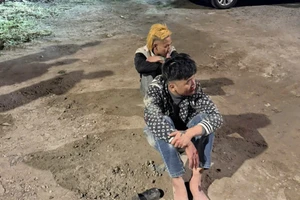 Hai đối tượng bị khống chế tại hiện trường. Ảnh: Phòng CSGT Công an tỉnh Hưng Yên.