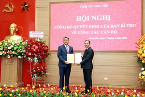 Ông Nguyễn Mạnh Quyền nhận quyết định điều động, chỉ định giữ chức Phó Bí thư Tỉnh ủy Hưng Yên. Ảnh: M.K