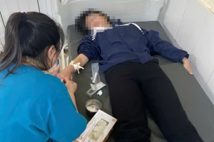 Em P.T.T.H hiện đang được điều trị tại Bệnh viện Đa khoa tỉnh Hưng Yên. Ảnh: NVCC