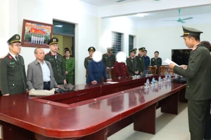  Cơ quan chức năng tống đạt các quyết định đối với Vũ Như Anh. Ảnh: Công an tỉnh Hưng Yên