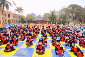 100 học sinh tiêu biểu khối 3, 4, 5, Trường Tiểu học Trần Lãm (phường Trần Lãm, tỉnh Hưng Yên) tham gia thi rung chuông vàng Tiếng Anh với chủ đề “Tự hào Quân đội Nhân dân Việt Nam”.