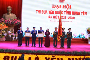 Thừa ủy quyền, Phó Chủ tịch nước Võ Thị Ánh Xuân trao Huân chương Lao động hạng Nhất và hạng Ba cho Đảng bộ, Chính quyền và Nhân dân tỉnh Hưng Yên.