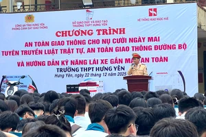 Cán bộ Phòng CSGT, Công an tỉnh Hưng Yên tuyên truyền pháp luật về trật tự an toàn giao thông đường bộ cho học sinh.