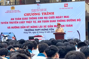 Cán bộ Phòng CSGT, Công an tỉnh Hưng Yên tuyên truyền pháp luật về trật tự an toàn giao thông đường bộ cho học sinh.