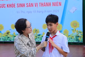 Học sinh tham gia trao đổi, trả lời câu hỏi về kiến thức sức khỏe.